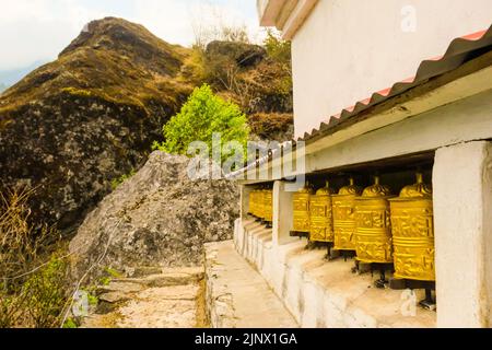 Phakding, Nepal - 21 Apr 2022: Blick auf das Dorf Phakding in den Himalaya-Bergen Nepals Stockfoto