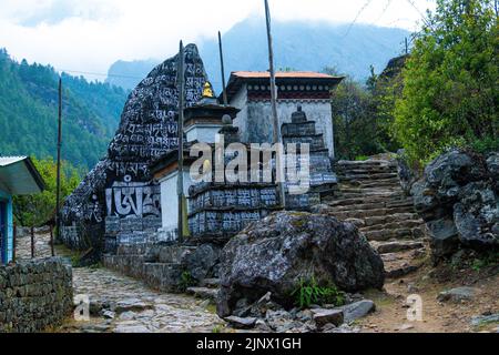 Phakding, Nepal - 21 Apr 2022: Blick auf das Dorf Phakding in den Himalaya-Bergen Nepals Stockfoto