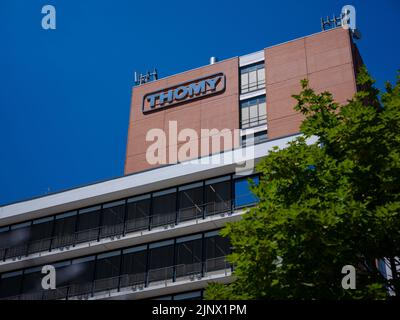 Basel, Schweiz - Juli 8 2022: Nestle unterzeichnet Nestle S.A. ist ein 1866 gegründetes Schweizer, transnationales Unternehmen und das größte Lebensmittelunternehmen der Welt. Stockfoto