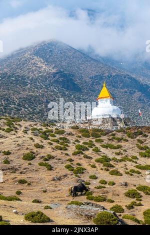 Stupa in der Nähe des Dorfes Dingboche mit Gebetsfahnen und Bergen Kangtega und Thamserku - Weg zum Everest-Basislager - Khumbu-Tal - Nepal. Reisen und Stockfoto