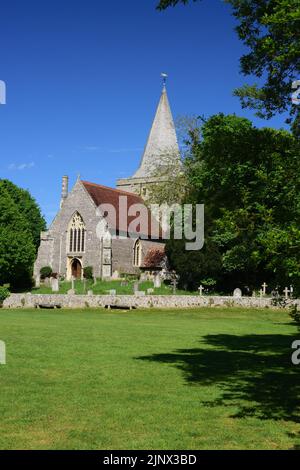 St Andrew's Church und Village Green, Alfriston, East Sussex. Stockfoto