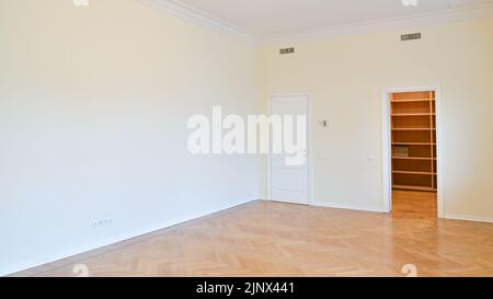 Helles, geräumiges, leeres Zimmer im Haus ohne Möbel. Stockfoto