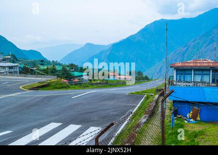 Lukla, Nepal - 21. April 2022: Blick auf Lukla Dorf und Lukla Flughafen, Khumbu Tal, Solukhumbu, Everest Gebiet, Nepal Himalaya, Lukla ist das Tor für EV Stockfoto