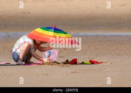 Southport, Merseyside, 14. August 2022. Die Menschen begeben sich auf den goldenen Sand am Southport Beach, um sich abzukühlen und sich unter den heißen Hitzebedingungen in Großbritannien zu amüsieren. Quelle: Cernan Elias/Alamy Live News Stockfoto