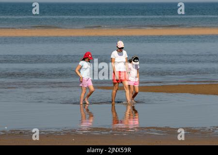 Southport, Merseyside, 14. August 2022. Die Menschen begeben sich auf den goldenen Sand am Southport Beach, um sich abzukühlen und sich unter den heißen Hitzebedingungen in Großbritannien zu amüsieren. Quelle: Cernan Elias/Alamy Live News Stockfoto