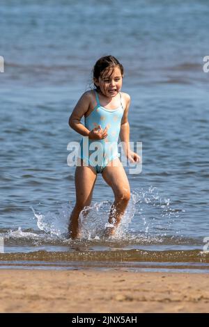 Southport, Merseyside, 14. August 2022. Die Menschen begeben sich auf den goldenen Sand am Southport Beach, um sich abzukühlen und sich unter den heißen Hitzebedingungen in Großbritannien zu amüsieren. Quelle: Cernan Elias/Alamy Live News Stockfoto