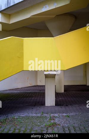 Details zur gelb lackierten Betonarchitektur im Wohnkomplex High-Deck-Siedlung in Berlin. Stockfoto