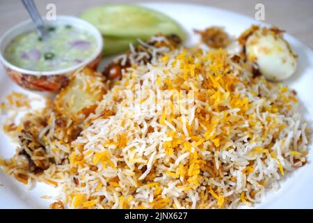 Full Teller Huhn Biryani mit Ei und Raita, Kolkata Special Biryani Stockfoto