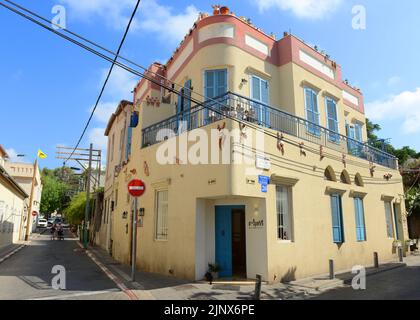 Spaziergang durch die engen Gassen des historischen Viertels Neve Tzedek in Tel Aviv, Israel. Stockfoto