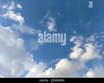 Blauer Himmel mit weißen Wolken während der Monsunsaison Stockfoto
