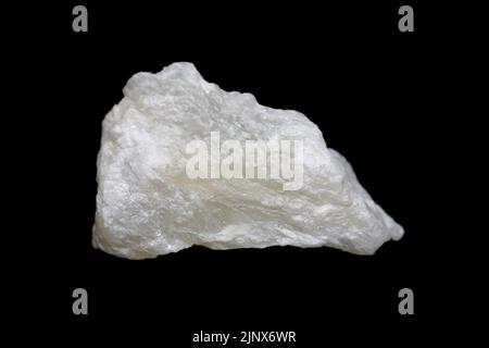 Roher Talkstein (Talkum) Talkstein auf dunklem Hintergrund ist ein Tonmineral, das in vielen Branchen verwendet wird, z. B. Pulver, Kosmetik, Farbe Stockfoto