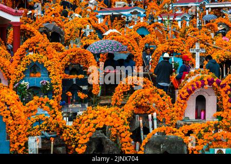 Die indigenen Völker der Mixteken nehmen an den Feierlichkeiten zum Tag der Toten auf einem Friedhof in Metlatónoc, Guerrero, Mexiko, Teil. Stockfoto