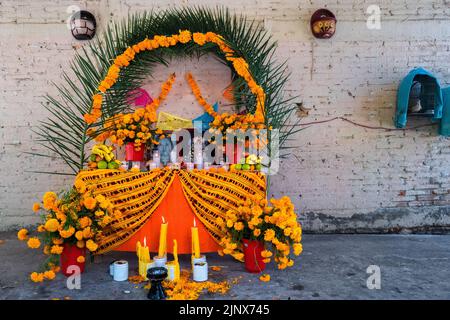 Während der Feierlichkeiten zum Tag der Toten in Tlapa de Comonfort, Guerrero, Mexiko, befindet sich in einem Haus ein Altar der Toten (Altar de Muertos). Stockfoto