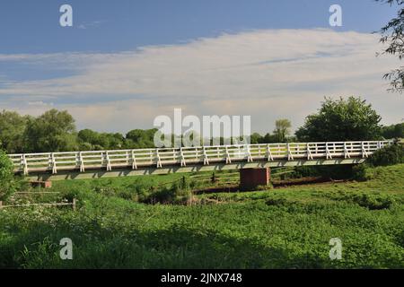 White Bridge über den Cuckmere River in Alfriston, East Sussex. Stockfoto