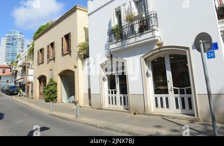 Spaziergang durch die engen Gassen des historischen Viertels Neve Tzedek in Tel Aviv, Israel. Stockfoto