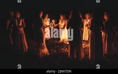 Frauen bei der Nachtzeremonie. Zeremonienraum. Stockfoto