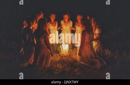 Frauen bei der Nachtzeremonie. Zeremonienraum. Stockfoto