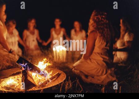 Frauen bei der Nachtzeremonie. Zeremonienraum. Stockfoto