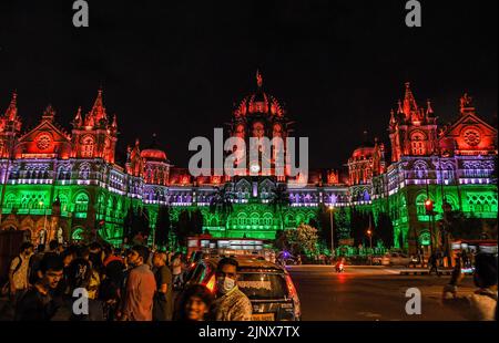 Das Chhatrapati Shivaji Maharaj Terminus (CSMT)-Gebäude wird in Mumbai in der indischen Tricolor-Flagge beleuchtet. Ikonische Monumente in der Stadt sind in der indischen Trikolore-Flagge beleuchtet, die an das 75.-jährige Unabhängigkeitsjahr des Landes erinnert, das am 15.. August 2022 gefeiert wird. Stockfoto