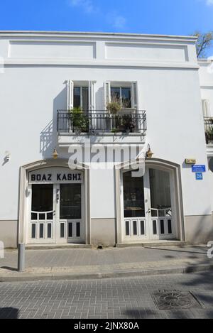 Spaziergang durch die engen Gassen des historischen Viertels Neve Tzedek in Tel Aviv, Israel. Stockfoto