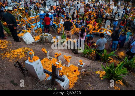 Die indigenen Völker der Mixteken nehmen an den Feierlichkeiten zum Tag der Toten auf einem Friedhof in Xalpatláhuac, Guerrero, Mexiko, Teil. Stockfoto