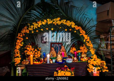 Während der Feierlichkeiten zum Tag der Toten in Xalpatláhuac, Guerrero, Mexiko, befindet sich in einem Haus ein Altar der Toten (Altar de Muertos). Stockfoto