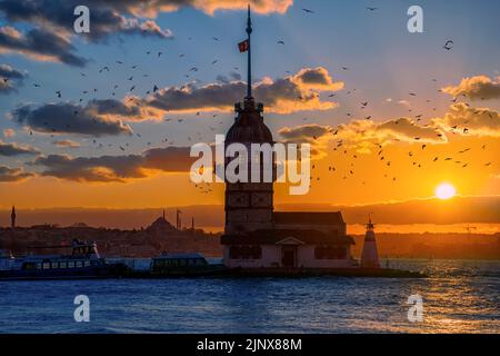 Toller Sonnenuntergang am Maiden Tower. Der Maiden-Turm ist ein Wahrzeichen der Skyline Istanbuls und blickt auf eine reiche Geschichte zurück, die bis ins 4. Jahrhundert zurückreicht Stockfoto