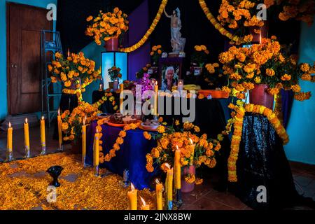 Während der Feierlichkeiten zum Tag der Toten in Xalpatláhuac, Guerrero, Mexiko, befindet sich in einem Haus ein Altar der Toten (Altar de Muertos). Stockfoto