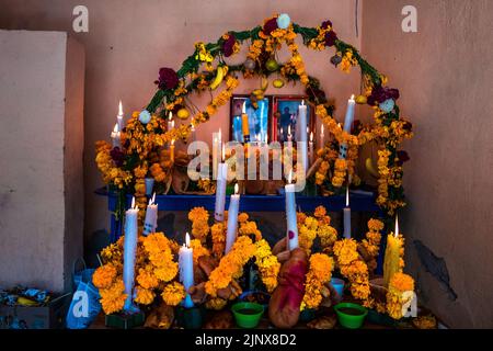 Während der Feierlichkeiten zum Tag der Toten in Xalpatláhuac, Guerrero, Mexiko, befindet sich in einem Haus ein Altar der Toten (Altar de Muertos). Stockfoto