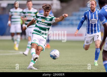 Joao Pedro Jota von Celtic erzielt beim Cinch Premiership-Spiel im BBSP Stadium Rugby Park, Kilmarnock, das zweite Tor des Spiels ihrer Mannschaft. Bilddatum: Sonntag, 14. August 2022. Stockfoto