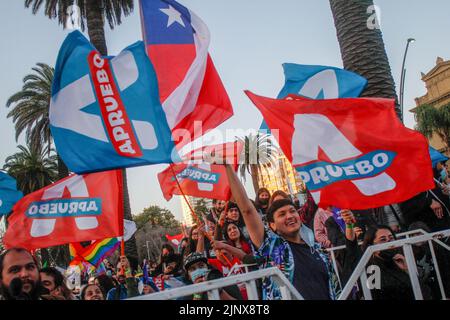 Die Menschen halten Flaggen für die Verabschiedung einer neuen Verfassung. Einberufung in Viña del Mar, Chile, zur Genehmigung der Entwicklung einer neuen Verfassung, die am 4. September 2022 festgelegt wird, stimmt der Abstimmung zu/lehnt sie ab. Stockfoto