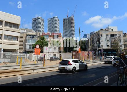 Tel-Aviv, Israel. Juli 2022. Die Straßenbahn in der Ibn Gabirol Straße. Stockfoto