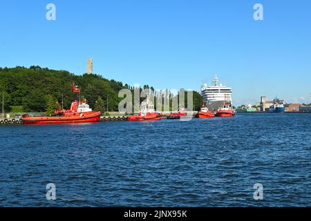 Rote Schlepper im Hafen von Danzig. Polen Stockfoto