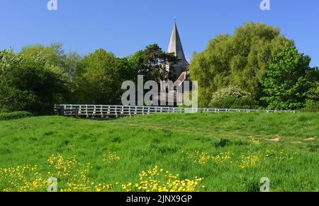 White Bridge über den Cuckmere River in Alfriston, East Sussex, und den Turm der St. Andrew's Church. Stockfoto