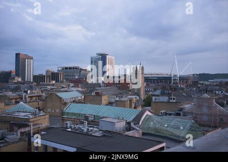 Erhöhter Blick auf das Stadtzentrum von Cardiff mit dem Stadion des Fürstentums und der Pfarrkirche St. John the Baptist City aus dem 12.. Jahrhundert Stockfoto