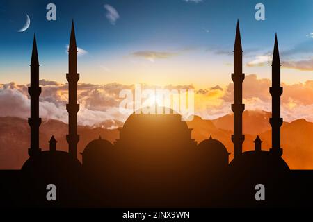 Moscheen Dome auf dunkelblauem Dämmerungshimmel und Halbmond auf Hintergrund, Symbol islamische Religion Ramadan und freier Platz für Text arabisch, Eid al-Adha, Eid al Stockfoto