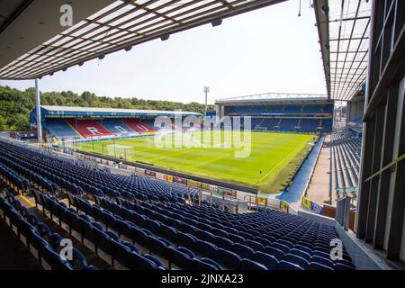 Blackburn, Großbritannien. 14.. August 2022. Gesamtansicht des Ewood Park Stadions. Das Sky Bet Championship-Spiel zwischen Blackburn Rovers und West Bromwich Albion im Ewood Park, Blackburn, am Sonntag, 14.. August 2022. (Kredit: Mike Morese | MI News)Ewood Park Eckflagge.das Sky Bet Championship Match zwischen Blackburn Rovers und West Bromwich Albion am Sonntag, 14.. August 2022 im Ewood Park, Blackburn. (Kredit: Mike Morese | MI News) Kredit: MI News & Sport /Alamy Live News Stockfoto
