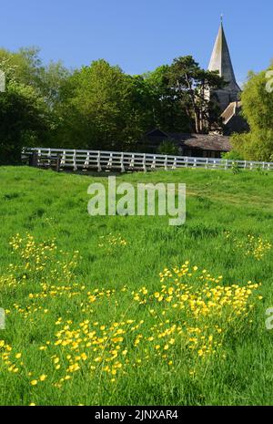 White Bridge über den Cuckmere River in Alfriston, East Sussex, und den Turm der St. Andrew's Church. Stockfoto