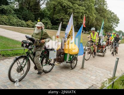 Hamburg, Deutschland. 14. August 2022. Klimaaktivisten starten mit einer Fahrraddemonstration unter dem Motto "Velocity - mit mehr Geschwindigkeit zur Verkehrskaround" durch die Innenstadt. Quelle: Markus Scholz/dpa/Alamy Live News Stockfoto