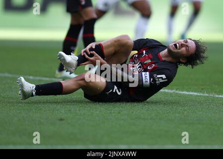 Mailand, Italien. 13. August 2022. Davide Calabria vom AC Mailand verletzte sich während des Serie-A-Spiels zwischen dem AC Mailand und Udinese Calcio im Stadio Giuseppe Meazza am 13. August 2022 in Mailand, Italien. Quelle: Marco Canoniero/Alamy Live News Stockfoto