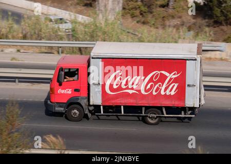 Coca-Cola-Lastwagen auf der Autobahn. Malaga, Spanien. Stockfoto