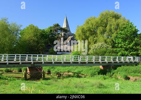 White Bridge über den Cuckmere River in Alfriston, East Sussex, und den Turm der St. Andrew's Church. Stockfoto