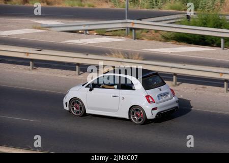 2021 Abarth 595 auf der Autobahn. Malaga, Spanien. Stockfoto