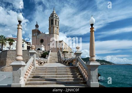 Treppen zur Kirche von Sitges, neben dem Mittelmeer in Katalonien Spanien, sehr sonniger Tag im Sommer und keine Touristen in. Stockfoto