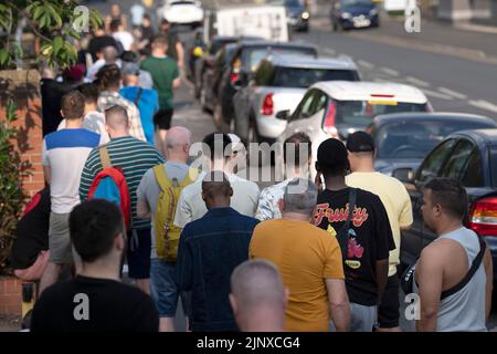 Manchester, Großbritannien. 14. August 2022. Menschen stehen vor einer Impfklinik für Monkeypox in Manchester, Großbritannien, am 14. August 2022. Quelle: Jon Super/Xinhua/Alamy Live News Stockfoto