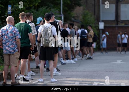 Manchester, Großbritannien. 14. August 2022. Menschen stehen vor einer Impfklinik für Monkeypox in Manchester, Großbritannien, am 14. August 2022. Quelle: Jon Super/Xinhua/Alamy Live News Stockfoto