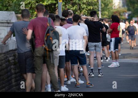 Manchester, Großbritannien. 14. August 2022. Menschen stehen vor einer Impfklinik für Monkeypox in Manchester, Großbritannien, am 14. August 2022. Quelle: Jon Super/Xinhua/Alamy Live News Stockfoto