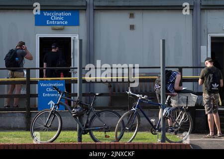 Manchester, Großbritannien. 14. August 2022. Menschen warten vor einer Impfklinik für Monkeypox in Manchester, Großbritannien, 14. August 2022. Quelle: Jon Super/Xinhua/Alamy Live News Stockfoto