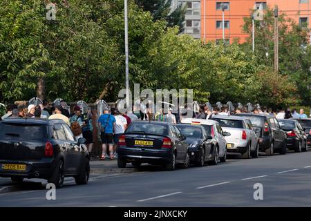 Manchester, Großbritannien. 14. August 2022. Menschen stehen vor einer Impfklinik für Monkeypox in Manchester, Großbritannien, am 14. August 2022. Quelle: Jon Super/Xinhua/Alamy Live News Stockfoto
