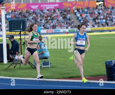 Laura Muir aus Schottland und Ciara Mageean aus Nordirland treten beim Finale der Frauen 1500m bei den Commonwealth Games im Alexander Stadium, BIRM, an Stockfoto